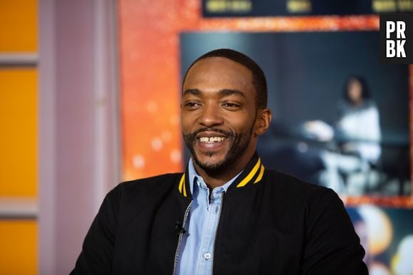 Anthony Mackie disse que passa óleo antes da chuveirada para que o vapor da água quente ajude a manter sua pele não só mais limpa, como também mais hidratada