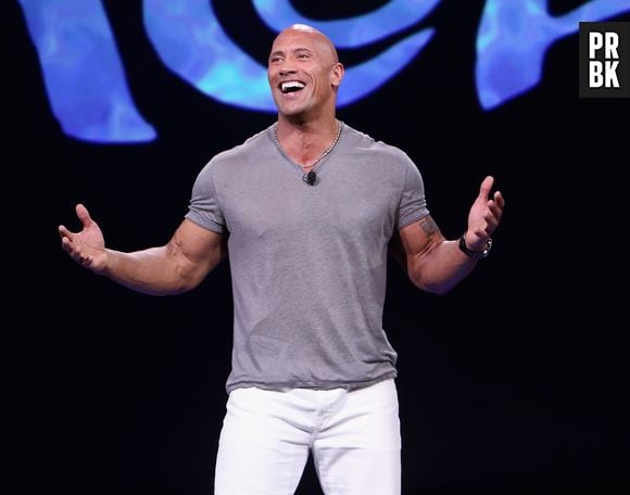  O ator Dwayne Johnson disse pelo Twitter que toma três banhos por dia e que usa "sabonete líquido e esfoliantes"