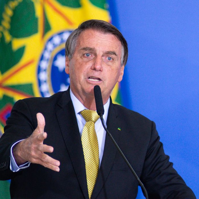  Jair Messias Bolsonaro continuou desafiando qualquer um a tirá-lo da presidência do Brasil, mas acrescentou que só deixaria &quot;preso, morto ou com a vitória&quot; 