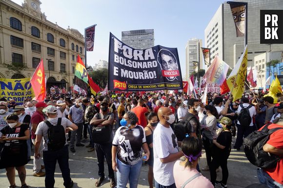 Frases como "feijão, sim; fuzil, não" e "Fora Bolsonaro" marcam os protestos, que ocorrem em quase todos os estados