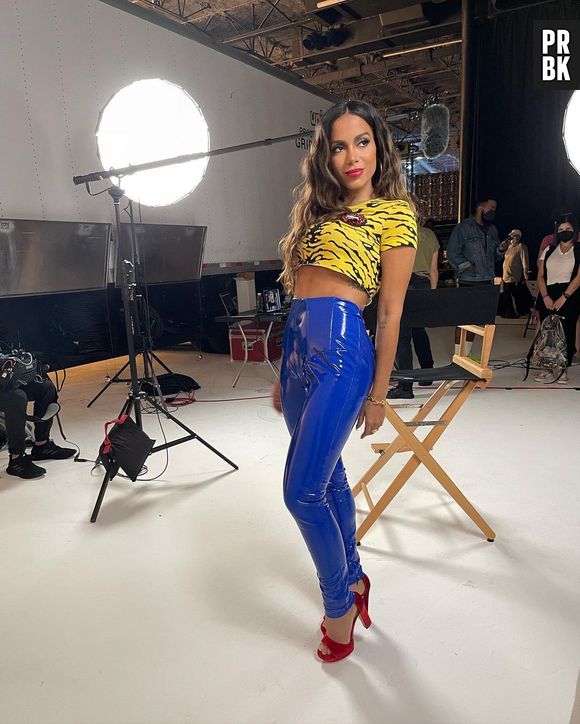 Anitta revela curiosidade: "Tenho músicas em cinco línguas, e elas chegaram ao top 10 em cinco países diferentes. Então é português, espanhol, inglês, francês e italiano"