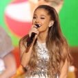 Ariana Grande, em 2013,  lançou "  Christmas Kisses  ", que estreou em 34º na parada de álbuns da Billboard 200 e em 3º no álbum de férias da Billboard gráfico 