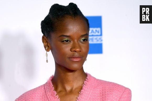 Letitia Wright deixou bem as claras seu posicionamento antivacina ao compartilhar um vídeo de Tomi Arayomi, que se autointitula profeta, em dezembro de 2020