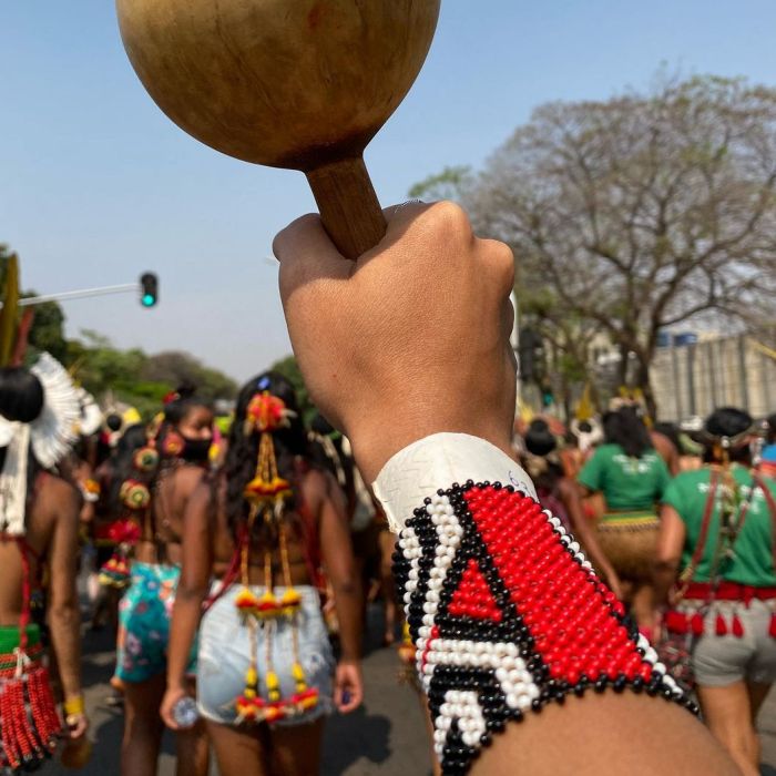 Alice Pataxó esteve junto com aproximadamente 6 mil representantes indígenas protestando contra o marco temporal, medida que pode fazer com que muitos povos sejam expulsos dos seus territórios