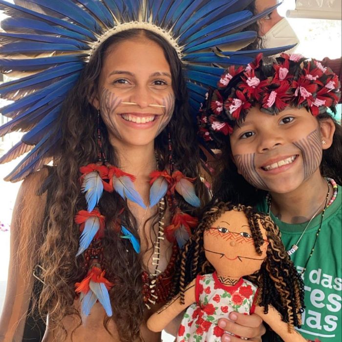 Alice Pataxó é um símbolo para jovens indígenas e acredita que pequenos detalhes das características de alguém não diminui em nada o seu pertencimento e sua descendência indígena