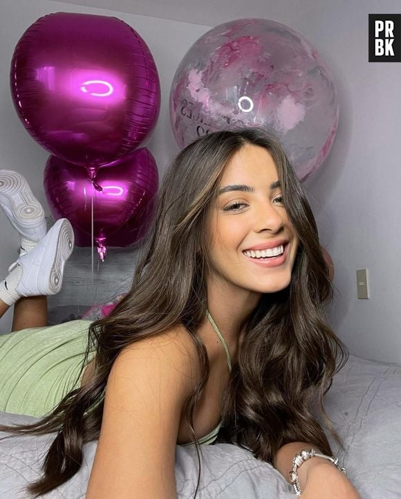 O anúncio da transformação no visual de Sabina Hidalgo veio pelas redes sociais da artista, que postou uma foto com a nova cor de cabelo em um story do Instagram com a legenda: "Porque morenas se divertem mais"