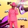 MTV Miaw 2021: Hugo Gloss de Ricardo Almeida, blusa Ateliê Santo | Eugênio, óculos Gucci, broche Hector Albertazzi, chapéu Graciella Starling e botas Lucas Regal