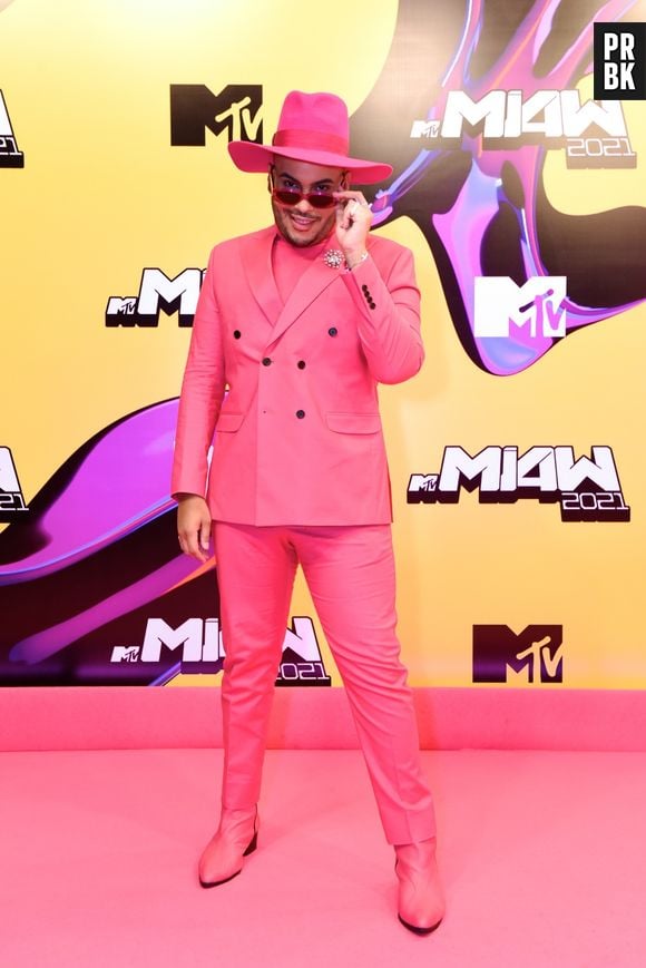 MTV Miaw 2021: Hugo Gloss de Ricardo Almeida, blusa Ateliê Santo | Eugênio, óculos Gucci, broche Hector Albertazzi, chapéu Graciella Starling e botas Lucas Regal