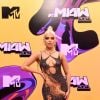 MTV Miaw 2021: Luísa Sonza usou um vestido com vetores de fogo desenhados, customização da versão original de "Mapping Vector Trompe l'Oeil", criado por Sergio Castaño Peña, e sandálias René Caovilla