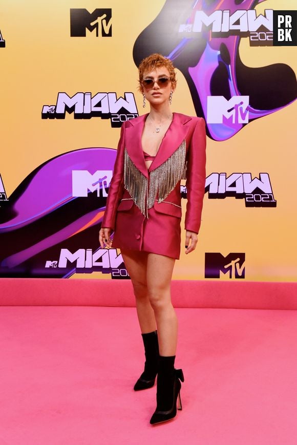 MTV Miaw 2021: Manu Gavassi usou um blazer com modelagem alongada, com tiras de strass formando uma franja by Mayara Bozzato