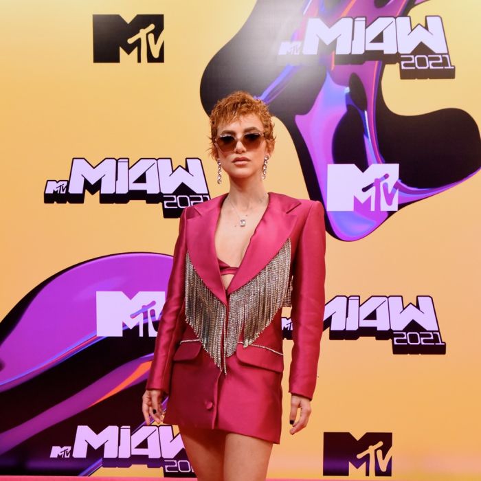 MTV Miaw 2021: Manu Gavassi usou um blazer com modelagem alongada, com tiras de strass formando uma franja by Mayara Bozzato