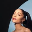 Ariana Grande ousa com delineador branco. A cantora vai lançar sua própria linha de makes, já podemos esperar essa cor?