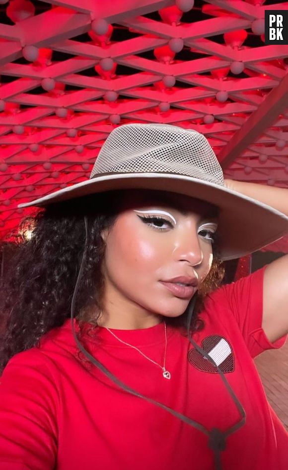 Any Gabrielly, do Now United, adora brincar com diferentes delineados