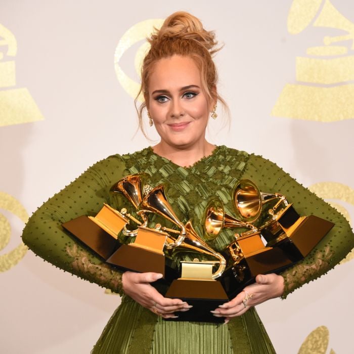 A cantora Adele tem o costume de colocar a idade em que trabalhou em cada álbum como o título do disco, por isso fãs acreditam que seu próximo projeto posse se chamar &quot;30&quot;