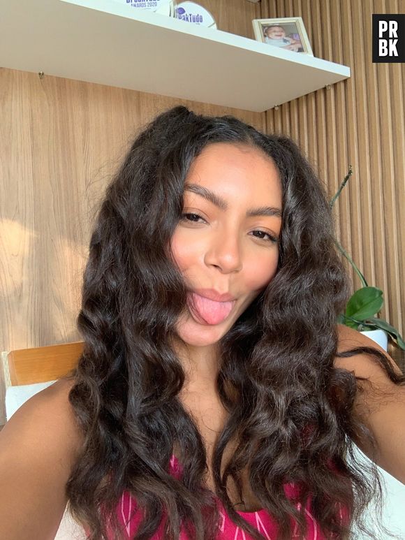 Any Gabrielly revelou que se tivesse que sugerir alguém do Now United para tirar férias de um ano do grupo seria ela mesma. Em seguida se corrigiu dizendo que um ano é muito tempo