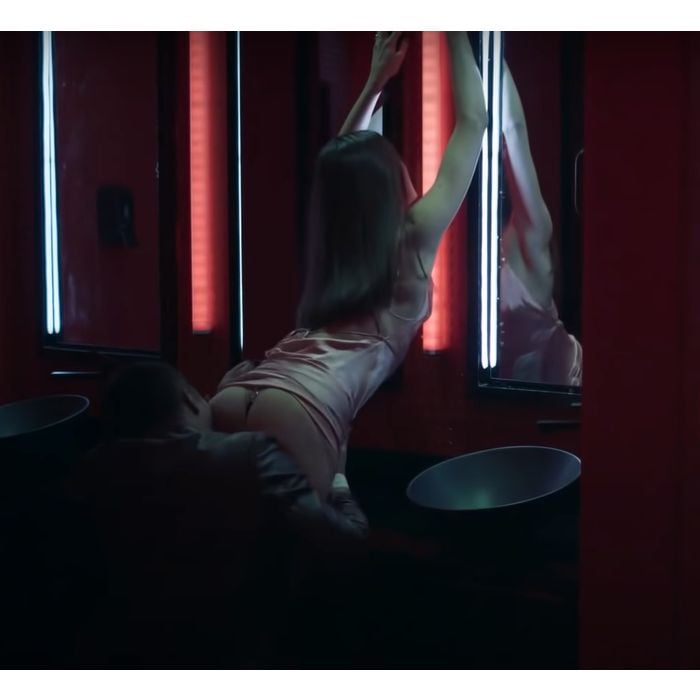  Entre as cenas de sexo de &quot;Verdades Secretas 2&quot;, destaca-se uma estrelada por Angel (Camila Queiroz) e Cristiano (Rômulo Estrela) no banheiro de uma boate 