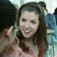 Jessica (Anna Kendrick) parecia uma menina boba e ingênua em "Crepúsculo", sempre com um cabelo liso segurado por um arco e roupas bem casuais