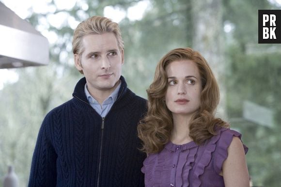 Quando aparece pela primeira vez em "Crepúsculo", Esme Cullen (Elizabeth Reaser) parece uma dona de casa dos anos 1950, com seu cabelo ruivo com ondulações