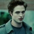 Edward (Robert Pattinson) estava com um tom de pele bem mais claro e com um corte de cabelo superadolescente em "Crepúsculo"