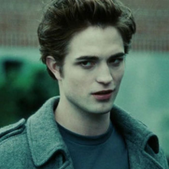 Edward (Robert Pattinson) estava com um tom de pele bem mais claro e com um corte de cabelo superadolescente em &quot;Crepúsculo&quot;