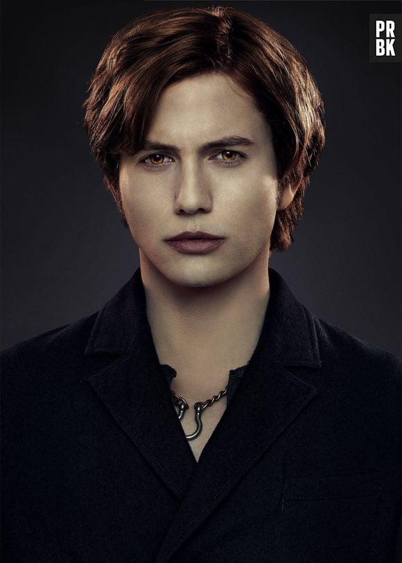 Em "Amanhecer - Parte 2", parece que Jasper (Jackson Rathbone) ganhou peso, mudou o corte e até o tom do cabelo