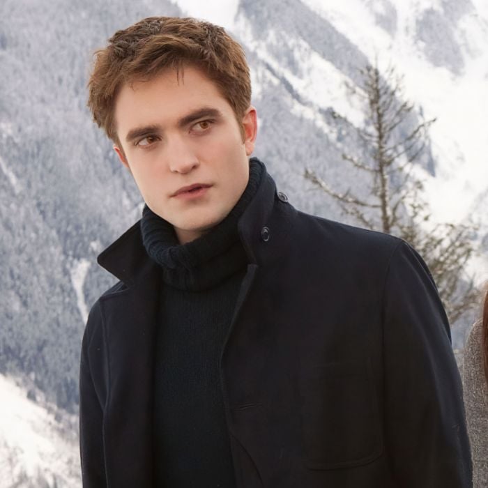 Em &quot;Amanhecer - Parte 2&quot;, Edward (Robert Pattinson) aparece com um tom de pele mais natural e um cabelo mais curto, dando um ar de mais velho