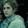 Jasper (Jackson Rathbone) aparece magérrimo e com um cabelo loiro ondulado para trás em "Crepúsculo"