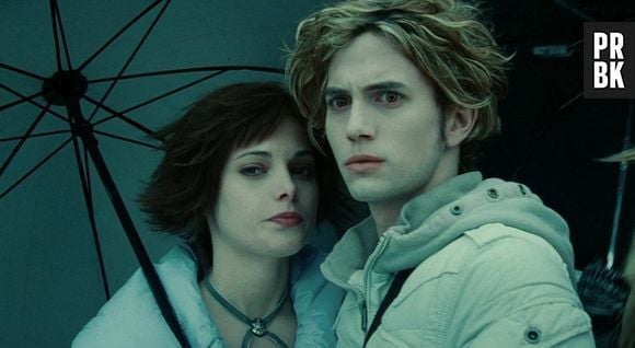 Jasper (Jackson Rathbone) aparece magérrimo e com um cabelo loiro ondulado para trás em "Crepúsculo"