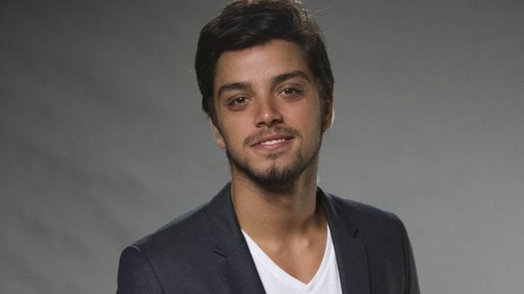 Rodrigo Simas diz que par romântico em novela é uma questão de tempo: "Já já ele se acha com alguém"