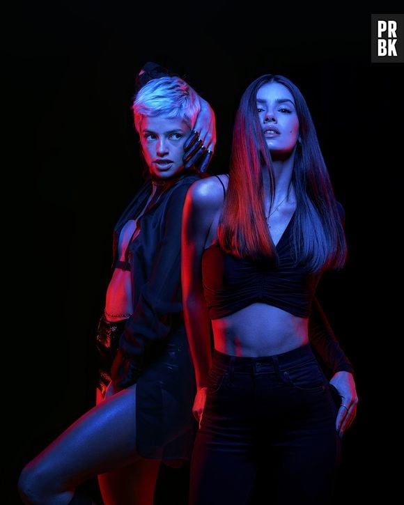 Os novos capítulos de "Verdades Secretas 2" revelaram personagens inéditos e cenas ainda mais quentes. Em uma dessas, Angel (Camila Queiroz) e Giovanna (Agatha Moreira) aparecem se pegando em uma fantasia sexual da filha de Alex (Rodrigo Lombardi)