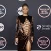 Halle Bailey usou um vestido repleto de recortes do da designer de moda de luxo LaQuan Smith e o veludo roubou a cena