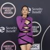 Veja fotos dos looks dos famosos pelo American Music Awards 2021