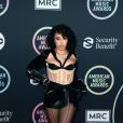 Veja fotos dos looks dos famosos pelo  American Music Awards 2021 