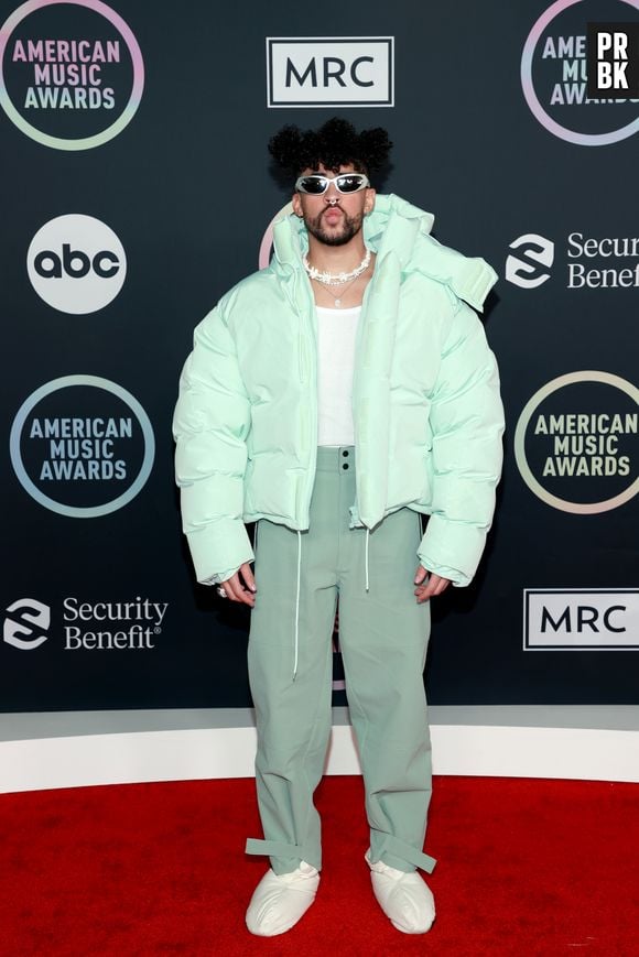 Para o tapete vermelho, Bad Bunny se manteve aquecido em uma jaqueta acolchoada verde-menta combinada com óculos de sol.