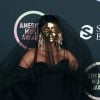 Cardi B surpreendeu ao chegar no AMAs 2021 mascarada