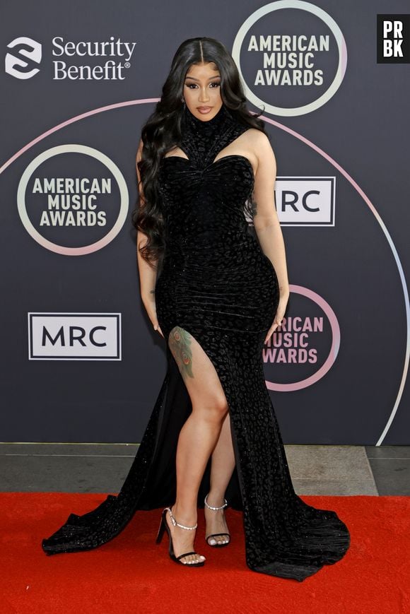 Cardi B vestiu um look em jersey crepe preto da grife Schiaparelli