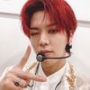 Yuta, do NCT 127, adora o cabelo bem vermelho vivo