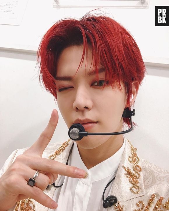 Yuta, do NCT 127, adora o cabelo bem vermelho vivo