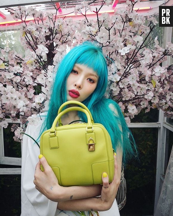 Hyun Ah usou cabelo azul turquesa em um photoshoot