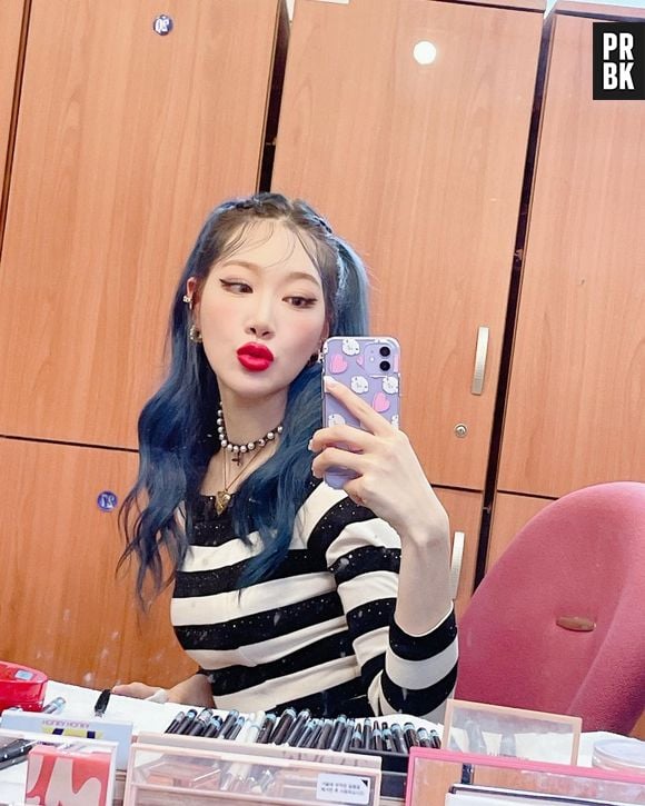 O cabelo azul já é uma das marcas de Youngheun, do Black Swan