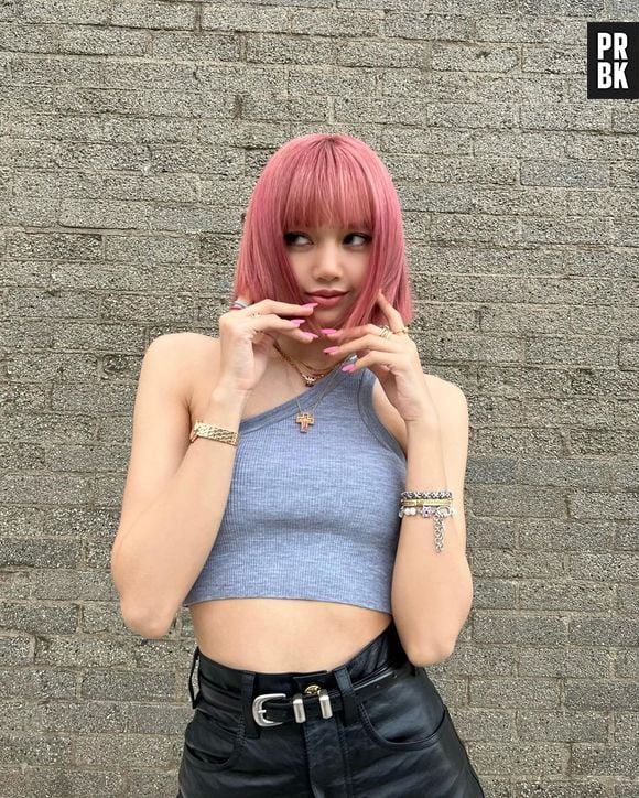 Lisa, do BLACKPINK, está arrasando com o cabelo rosa