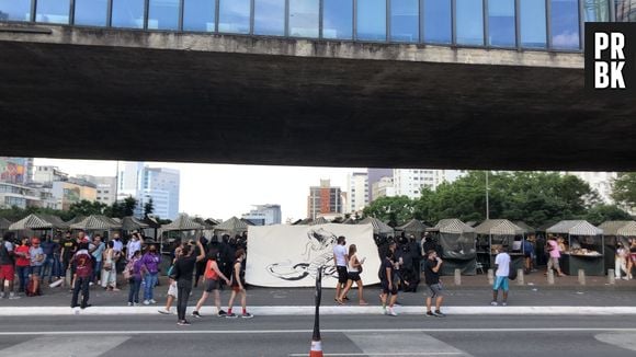 Pessoas vestidas de preto, e com imagens de uma cobra, tomaram a cidade de São Paulo no último fim de semana. Tudo isso para promover "ANACONDA *o*", parceria de Luísa Sonza com Mariah Angeliq