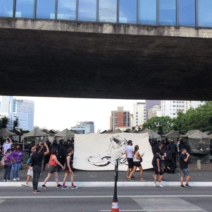 Pessoas vestidas de preto, e com imagens de uma cobra, tomaram a cidade de São Paulo no último fim de semana. Tudo isso para promover &quot;ANACONDA *o*&quot;, parceria de Luísa Sonza com Mariah Angeliq