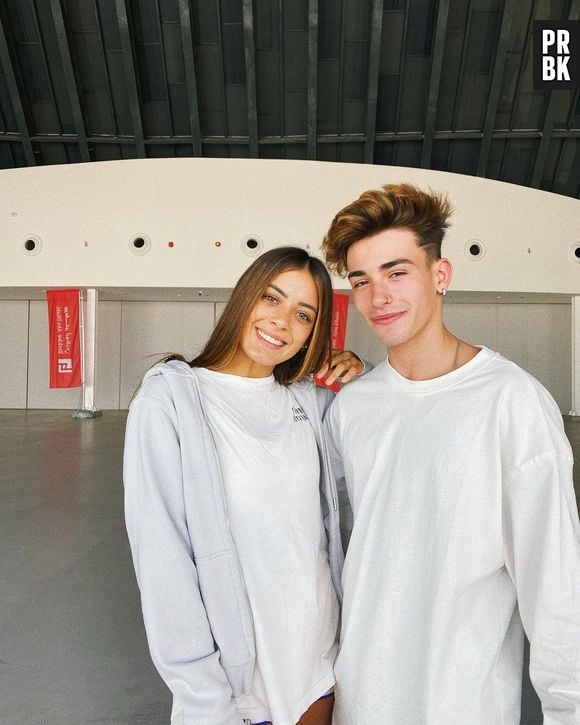 Sabina Hidalgo, do Now United, não abre mão de um bom e velho moletom
