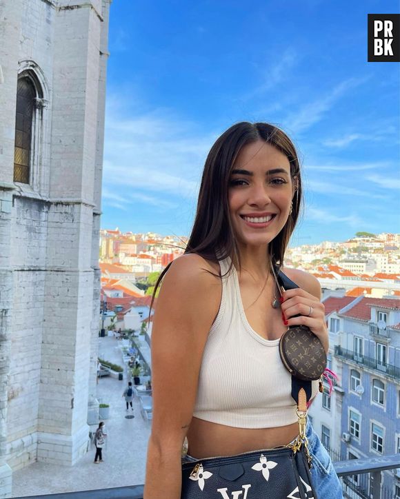 Now United: peças claras marcam os looks de Sabina Hidalgo
