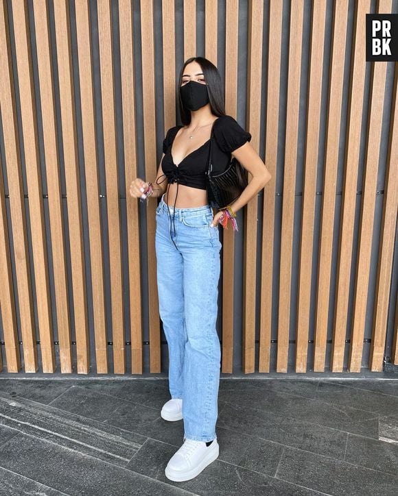 Preto e jeans é combinação clássica de Sabina Hidalgo, do Now United