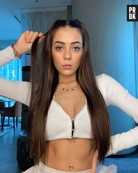 Sabina Hidalgo, do Now United, usa cropped até com manga comprida 