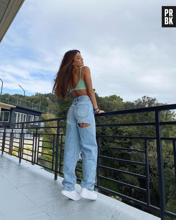 Now United: jeans com cortes estratégicos são a cara de Sabina Hidalgo
