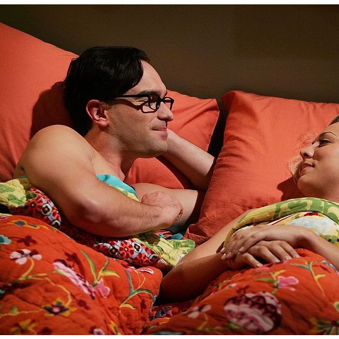  Kaley Cuoco e Jhonny Galecki viveram um namoro em segredo quando estavam atuando como casal em &quot;The Big Bang Theory&quot;. O romance real acabou e eles continuaram juntos pela ficção 