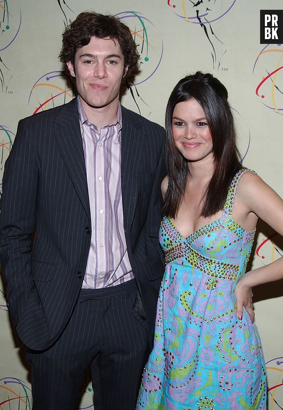 A química de Adam Brody com Rachel Bilson saiu de "The O.C." para a vida real. No entanto, o namoro não durou muito, mas Seth e Summer ficaram juntos na série